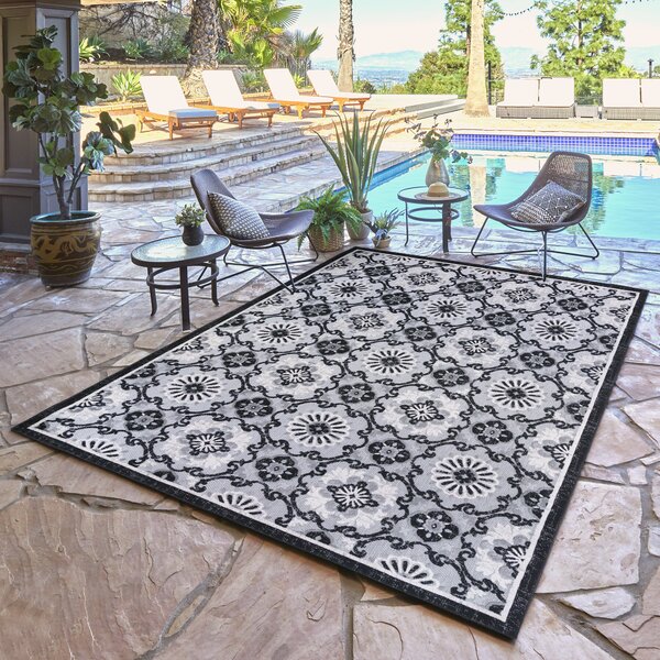 Gertmenian Black/White Floral Flatweave Indoor/Outdoor Area Rug